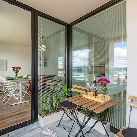 Apartment Panoramic View Close To Hockey Stadium *