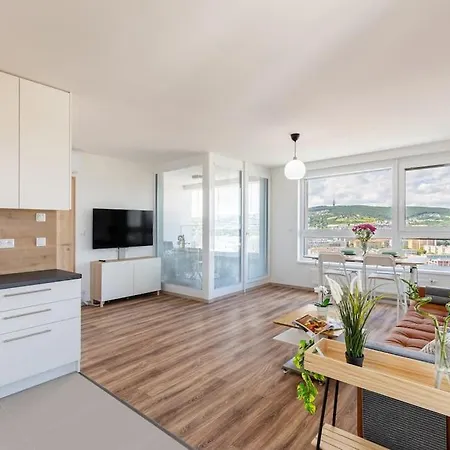 Panoramic View Close To Hockey Stadium Appartement